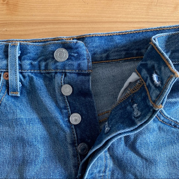 LEVI’S 501 CUT OFF DENIM SHORTS HIGH WAIST DISTRESSED MEDIUM LIGHT WASH BLUE 28 - Picture 4 of 6